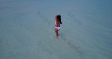 性感的微笑女孩旅行支出质量时间海滩清洁白色沙子蓝色的背景